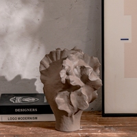Vase en céramique taupe mat, forme sculpturale ondulée organique, décoration Wabi-Sabi pour les maisons modernes et les studios de design
