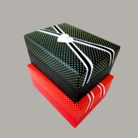 Boîte cadeau rigide en carton à deux pièces avec logo personnalisé, ruban rouge et doré à pois, emballage de bijoux, matériaux recyclés, portable