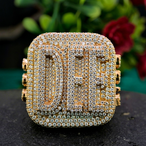 Anillo de cóctel de plata de ley 925 chapado en rodio con incrustaciones de diamantes de moissanita VVS de corte redondo, anillo de lujo con letra personalizada para unisex. - Product Image 1