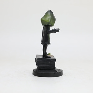 Little Nightmares Little Six Muñeco de PVC Amarillo con Impermeable, Figura Coleccionable en Caja, Modelo de Juguete Periférico de Videojuego - Product Image 3