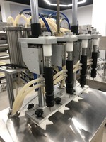 Machine de remplissage verticale compacte à 4 buses, best-seller, idéale pour les désodorisants de voiture et les diffuseurs de parfum