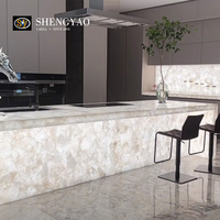 Buffet en pierre translucide en cristal blanc rétro-éclairé de luxe dalle de comptoir en quartz et planche à dosseret