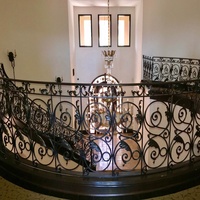 Rampe d'escalier minimaliste en fer forgé et laiton pour villa, hôtel, centre commercial - Résistante à la rouille