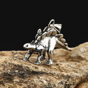 Collier pendentif dinosaure en acier inoxydable pour homme, bijou en forme d'animal, chaîne de 60 cm en acier coloré, accessoire de mode pour pull - Product Image 3
