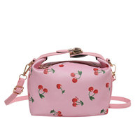 Sac mini-oreiller en PU imprimé cerises avec fermoir métallique et sangle réglable pour femmes, idéal pour les tenues quotidiennes et les soirées – Fabrication OEM