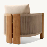 Allwetter-Seilgeflecht-Sessel mit Massivholzrahmen aus Teakholz, geriffelten Details und cremefarbenem Kissen, Robuster Loungesessel für Garten und Terrasse