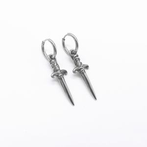 Boucles d'oreilles créoles personnalisées pour hommes, plaquées or, hypoallergéniques, avec breloque poignard gravée, style vintage viking punk gothique - Product Image 2
