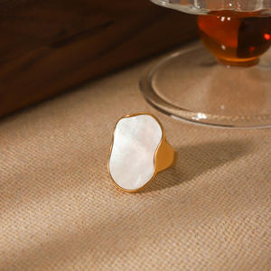 Nouvelle Bague Tendance 2026 en Acier Inoxydable Style Ins, Incrustée de Coquillage Blanc, Plaqué Or, Design Fini, pour <span class=keywords><strong>Femme</strong></span> - Product Image 4