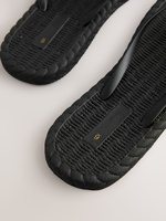 Tongs de maison à plateforme rehaussante avec dessus en PVC, semelle extérieure en caoutchouc antidérapant, semelle intermédiaire en PVC, doublure en PVC et lignes tissées tendance