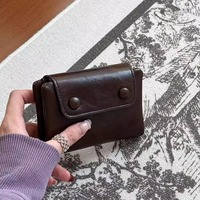 Dompet Pendek Wanita Korea Versi Baru PU Portabel Lembut Desain Garis Gelap Kancing Penutup Gaya Normcore untuk Pelajar Wanita Sehari-hari