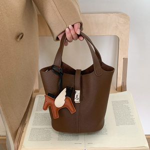 Op maat gemaakte logo-emmertjestas, kleine minimale bestelhoeveelheid 50 stuks, modieuze lederen handtas met slot, crossbody schoudertas, shopper voor online DTC-merken - Product Image 6