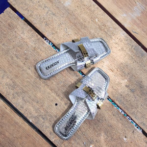 Vente en gros <span class=keywords><strong>Sandales</strong></span> plates à bout ouvert tendance <span class=keywords><strong>Oran</strong></span> style H classique pour femmes, confortables à enfiler en PU pour l'été - Product Image 1