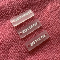 Étiquette transparente souple en caoutchouc PVC, étiquette en caoutchouc transparent avec logo personnalisé avec trous de couture