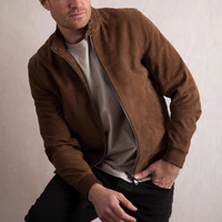Blouson Bomber Homme Hiver 2026 en Micro-Suède Velours Chamois Couleur Tan avec Logo Avant – Personnalisable