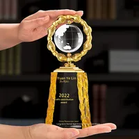 Pujiang prix en métal sur mesure trophée en cristal équipe créative concessionnaire plaqué or trophée de coopération commerciale forme de poignée de main