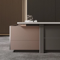 Ensemble de mobilier de bureau de direction incurvé de luxe, bureau de PDG moderne en bois avec armoire latérale et fauteuil en cuir