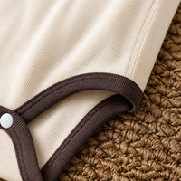 Combinaison pour bébé Mamibai |   Combinaison à manches courtes 100% coton |   Patch porte-bonheur rouge |   Boutons-pression marron pour entrejambe |   Beige clair |   0-1