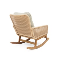 Fauteuil à bascule contemporain minimaliste en osier beige avec coussins en polyester doux et structure en bois durable pour terrasse et balcon