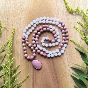 Mala en quartz rose <span class=keywords><strong>de</strong></span> <span class=keywords><strong>Madagascar</strong></span>, pendentif en <span class=keywords><strong>rhodonite</strong></span>, collier <span class=keywords><strong>de</strong></span> méditation noué à la main (108 perles), bijoux <span class=keywords><strong>de</strong></span> yoga, cristaux <span class=keywords><strong>de</strong></span> guérison, cadeau <span class=keywords><strong>de</strong></span> mise en terre - Product Image 2