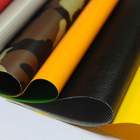 Les rouleaux de bâche en polyester enduit de PVC durable et robuste de 900gsm conviennent aux couvertures de camion et aux rideaux latéraux.