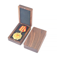 Boîte de présentation en bois de noyer massif pour pièces de monnaie avec doublure floquée, étui de rangement en bois personnalisé pour pièces commémoratives et badges