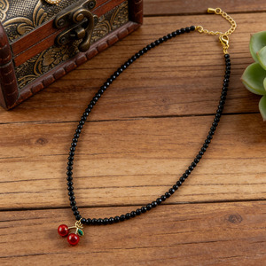 <span class=keywords><strong>Collana</strong></span> Retrò <span class=keywords><strong>con</strong></span> <span class=keywords><strong>Perline</strong></span> <span class=keywords><strong>Nere</strong></span> <span class=keywords><strong>e</strong></span> Ciliegia, Delicato Filo di Cristallo Nero <span class=keywords><strong>con</strong></span> Ciondolo a Ciliegia Rossa, Girocollo Regolabile da Donna - Product Image 3