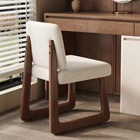 Chaise de salle à manger moderne BST en noyer avec base en U et dossier et assise rembourrés en bouclette beige pour la maison