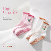 Chaussettes de yoga personnalisées en PVC en forme de cœur, antidérapantes, pour femmes, chaussettes de pilates à volants, en spandex et coton, brodées