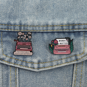 Lo smalto della macchina da scrivere di fiori di moda spilla le parole del dipartimento dei poeti torturati importa spille distintivo gioielli regalo - Product Image 1