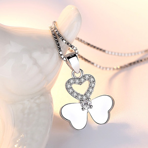 Thiết kế mới bốn lá cỏ ba lá cánh hoa cỏ vàng mạ đồng thân thiện với môi ngắn mặt dây chuyền vòng cổ Thẻ quà Tặng May Mắn quyến rũ <span class=keywords><strong>shamrock</strong></span> - Product Image 3