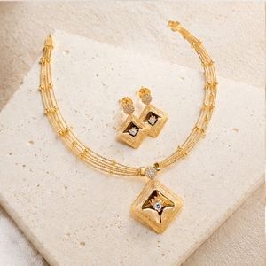 Conjunto de Collar con Colgante Geométrico Chapado en Oro Italiano sobre Plata 925 con Aretes a Juego, Joyería de Diseño para Mujer - Product Image 3