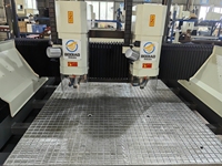 Machine de gravure CNC à double tête pour aluminium et métal, idéale pour la gravure de portes, écrans, garde-corps, portails de villa et portails de cour.