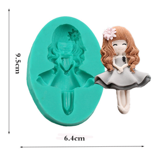 Moule en silicone pour petite fille mignonne à cheveux longs, avec bandeau fleuri et robe évasée - Product Image 1