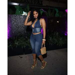 Ensemble Capri en Jean Personnalisé 2026 pour Femme : Haut Halter et Pantalon Court, Tenue Streetwear Y2K Tendance avec Fermetures Éclair Respirantes - Product Image 1