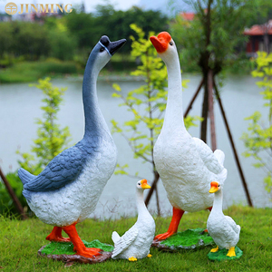 Una grande scultura d'<span class=keywords><strong>oca</strong></span> nel cortile di una fattoria, una scultura d'<span class=keywords><strong>oca</strong></span> <span class=keywords><strong>bianca</strong></span> in un giardino rurale e una scultura d'<span class=keywords><strong>oca</strong></span> simulata - Product Image 3
