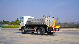 Camion-citerne diesel Sinotruk Howo 4X2 le plus vendu en Chine avec pompe et moteur, pulvérisation réglable à 360°, émission Euro 6 - Product Image 3