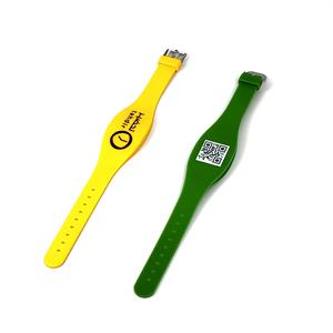 สายรัดข้อมือซิลิโคน UHF RFID ได้รับการรับรองมาตรฐาน ISO ของ GSC ความถี่ 860-960MHz แท็ก NFC แบบตั้งโปรแกรมได้ พร้อมโลโก้สั่งทำ สำหรับการเข้าใช้ในโรงแรม - Product Image 4