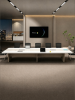 Table de conférence moderne avec aspect bois, plateau rectangulaire arrondi et module de gestion des câbles central