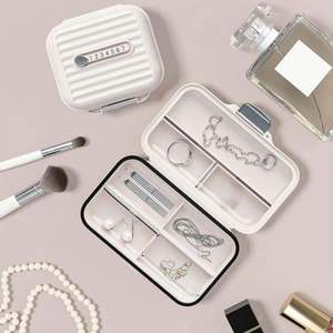 Trousse médicale, boîte de rangement pour pilules et médicaments, boîte à pilules compacte hebdomadaire avec système de verrouillage pour les voyages en plein air, multi-usages - Product Image 5