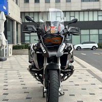 GS1200 avec phares à détection automatique LED, visibilité nocturne supérieure, moteur essence Boxer Twin de 1170 cm³, plusieurs modes de conduite