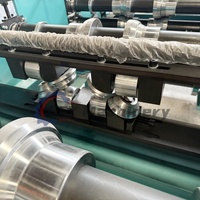 Machine de formage à froid de tôles de toiture en aluminium de 700 mm avec dérouleur hydraulique et contrôle PLC pour panneaux de toiture