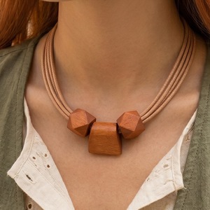 Collier minimaliste à trois brins en corde de cuir, perles en bois polygone bicolores, ornement de cou décontracté vintage pour femme - Product Image 5