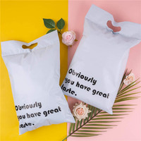 Nouvelles pochettes d'expédition biodégradables personnalisées avec poignées colorées et logo pour vêtements