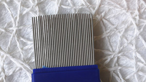 Commercio all'ingrosso di lusso in acciaio inox e plastica Pet pettine Logo personalizzabile di piccole dimensioni per la pulizia del cane gatto delle pulci Tick pidocchi rimozione Nit - Product Image 4