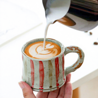 Tasse à café en grès de style japonais rétro, design vintage de luxe léger, motif graffiti, artisanale, vaisselle en céramique minimaliste
