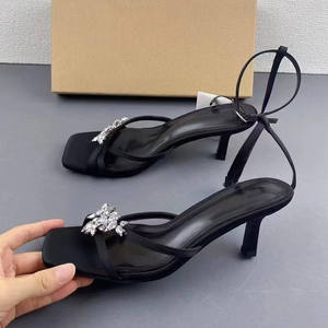 <span class=keywords><strong>Sandalias</strong></span> de Tacón de Aguja con Punta Cuadrada y Correa en el Tobillo para <span class=keywords><strong>Mujer</strong></span>, Adornadas con Adornos Brillantes Plateados y Pedrería - Product Image 3