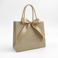 Sacs en papier de luxe personnalisés avec logo KM pour vêtements, sacs cadeaux, sacs de shopping avec poignées en ruban