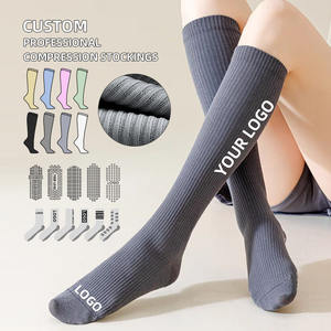 कस्टम कढ़ाई संपीड़न मोजे कपास बांस सफेद टेनिस मोजे क्रू कस्टम लोगो मैन मोजे - Product Image 1