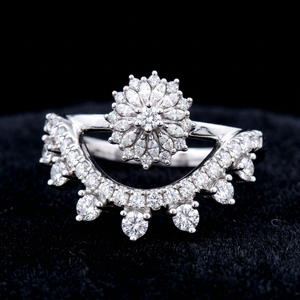 Bague de mariage en or avec diamants en cluster, style couronne, diamant de laboratoire taillé en poire, pierres latérales, sertissage à griffes, personnalisable OEM ODM, luxe, haute joaillerie - Product Image 3