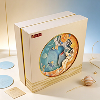 Boîte cadeau rigide carrée personnalisée, boîte en papier crème de luxe avec illustration ronde d'astronaute en 3D, plateau intérieur jaune pour cadeau de festival